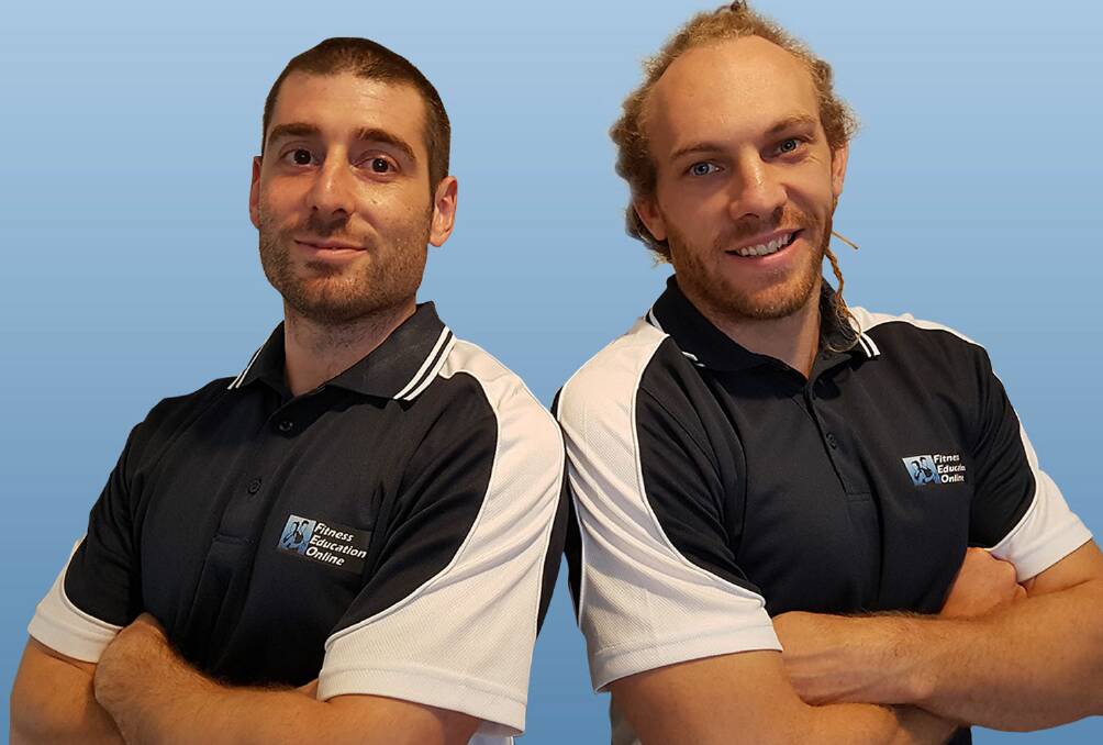 Los fundadores de Fitness Education Online, Jono Petrohilos (izquierda) y Travis Mattern, se esfuerzan por preparar a sus estudiantes para el éxito como entrenadores personales y propietarios de negocios. Se proporciona una imagen 
