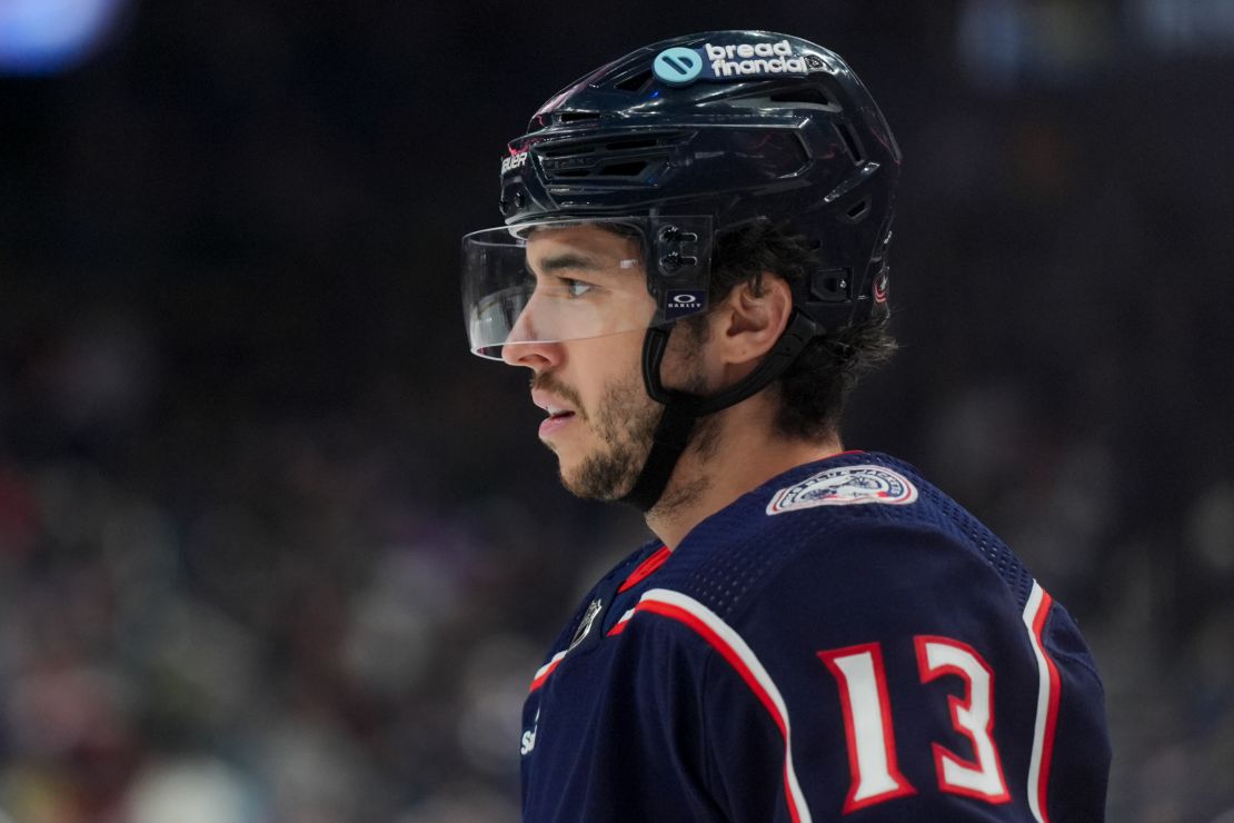 Johnny Gaudreau de los Columbus Blue Jackets espera durante un partido de hockey de la NHL contra los Nashville Predators el 9 de marzo de 2024 en Columbus, Ohio.