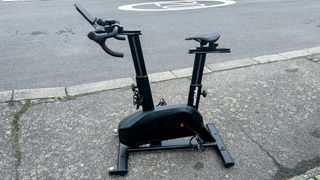 Wattbike Proton bicicleta deportiva sobre pavimento