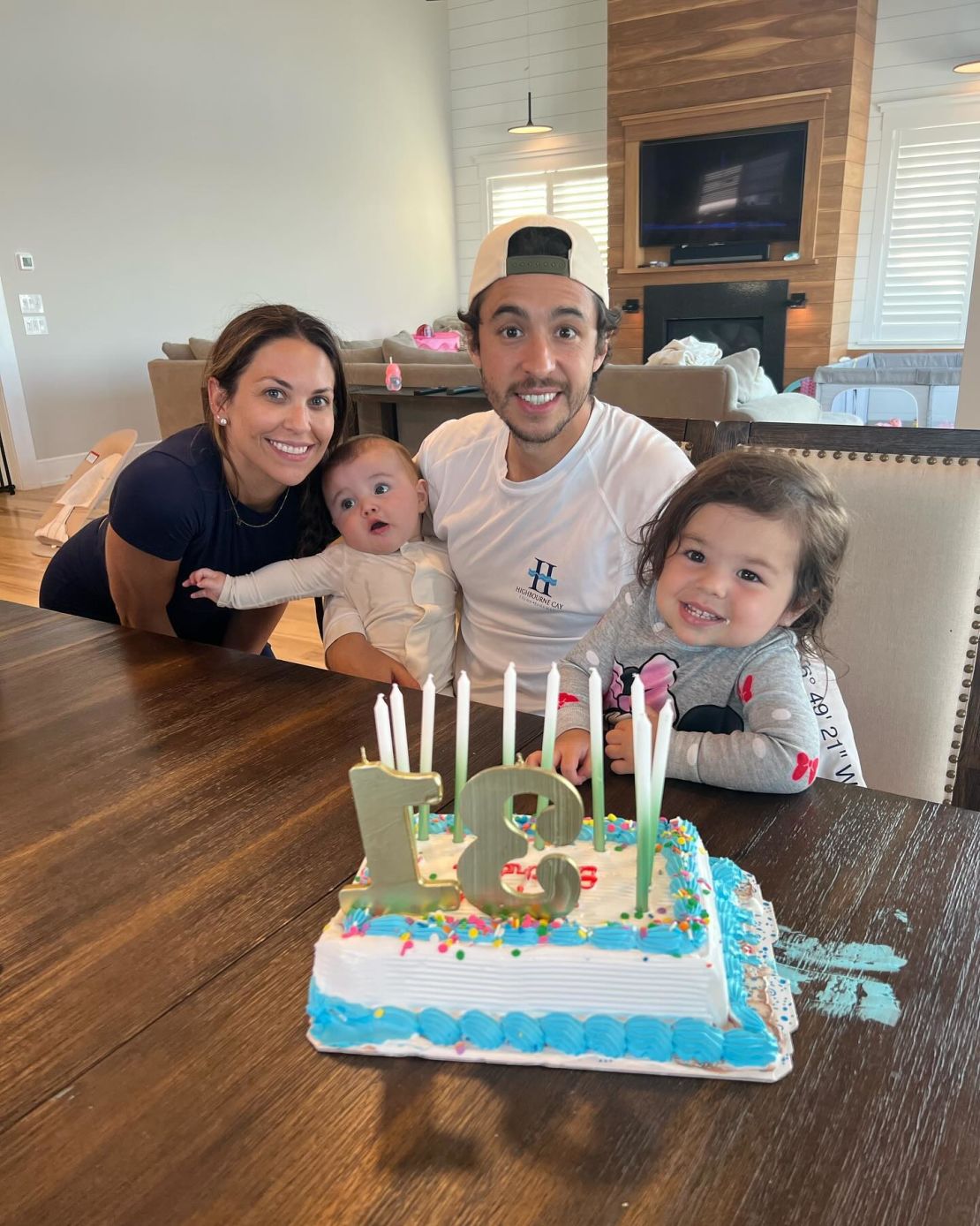 Johnny Gaudreau con su esposa y sus dos hijos.