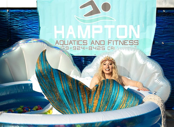 La sirena Lese Kenney enseña natación y aparece en Hampton Aquatics para promover la natación.
