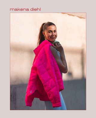 Una mujer vestida con un traje de entrenamiento y sosteniendo una chaqueta acolchada rosa.