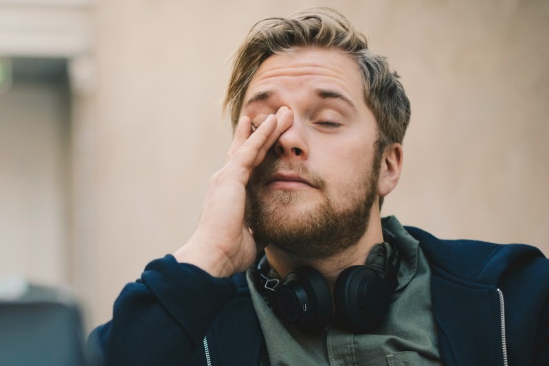 hombre cansado y somnoliento