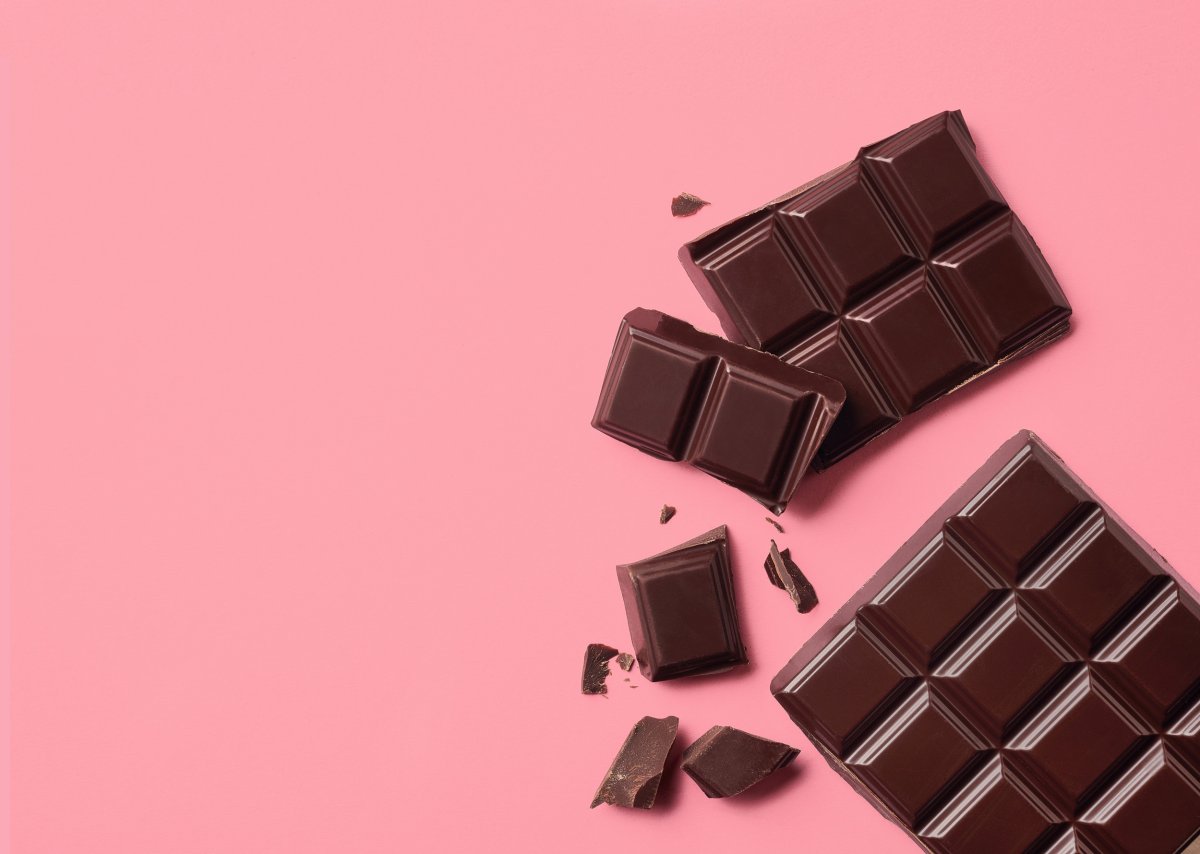 Chocolate negro sobre fondo rosa