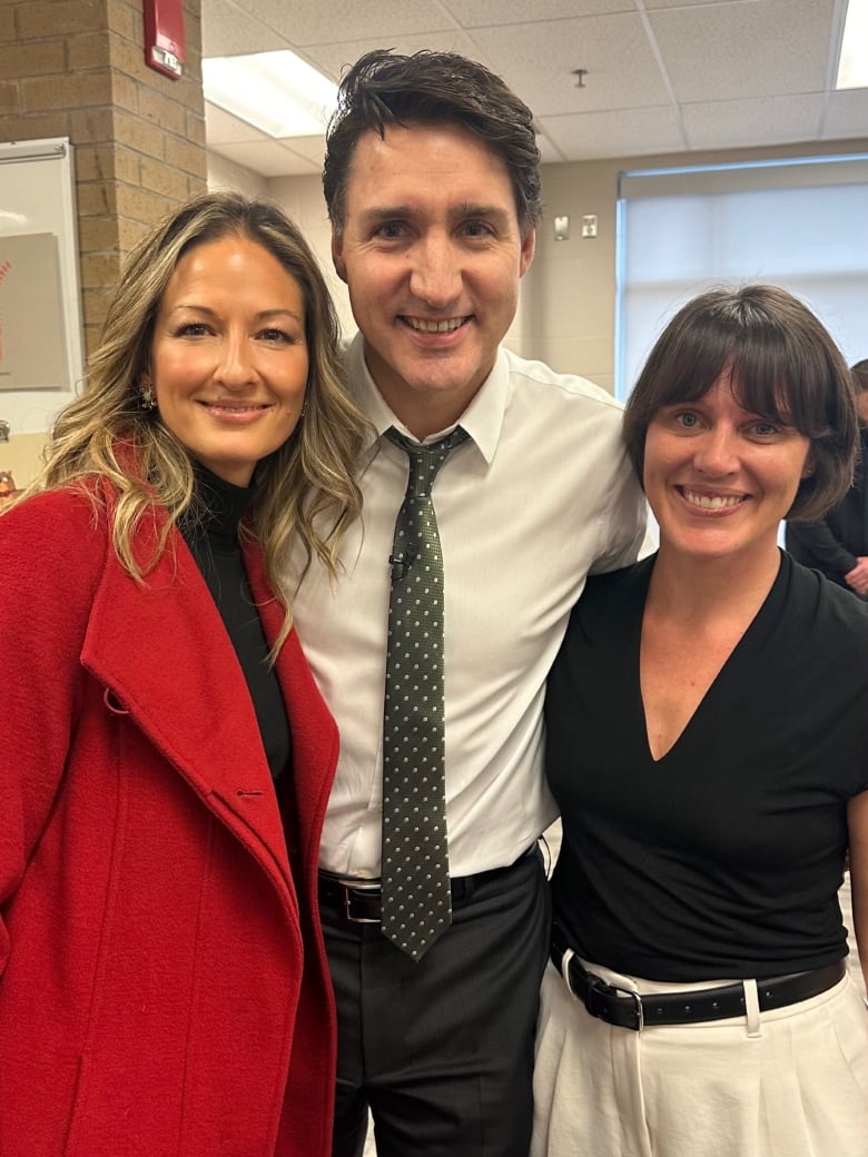 mujer sonriente y trudeau
