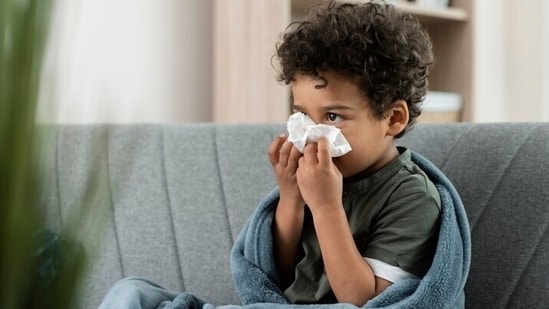 Los niños con sistemas inmunológicos subdesarrollados no sólo corren el riesgo de contraer la gripe, sino que también corren el riesgo de sufrir complicaciones graves. (Freepik)