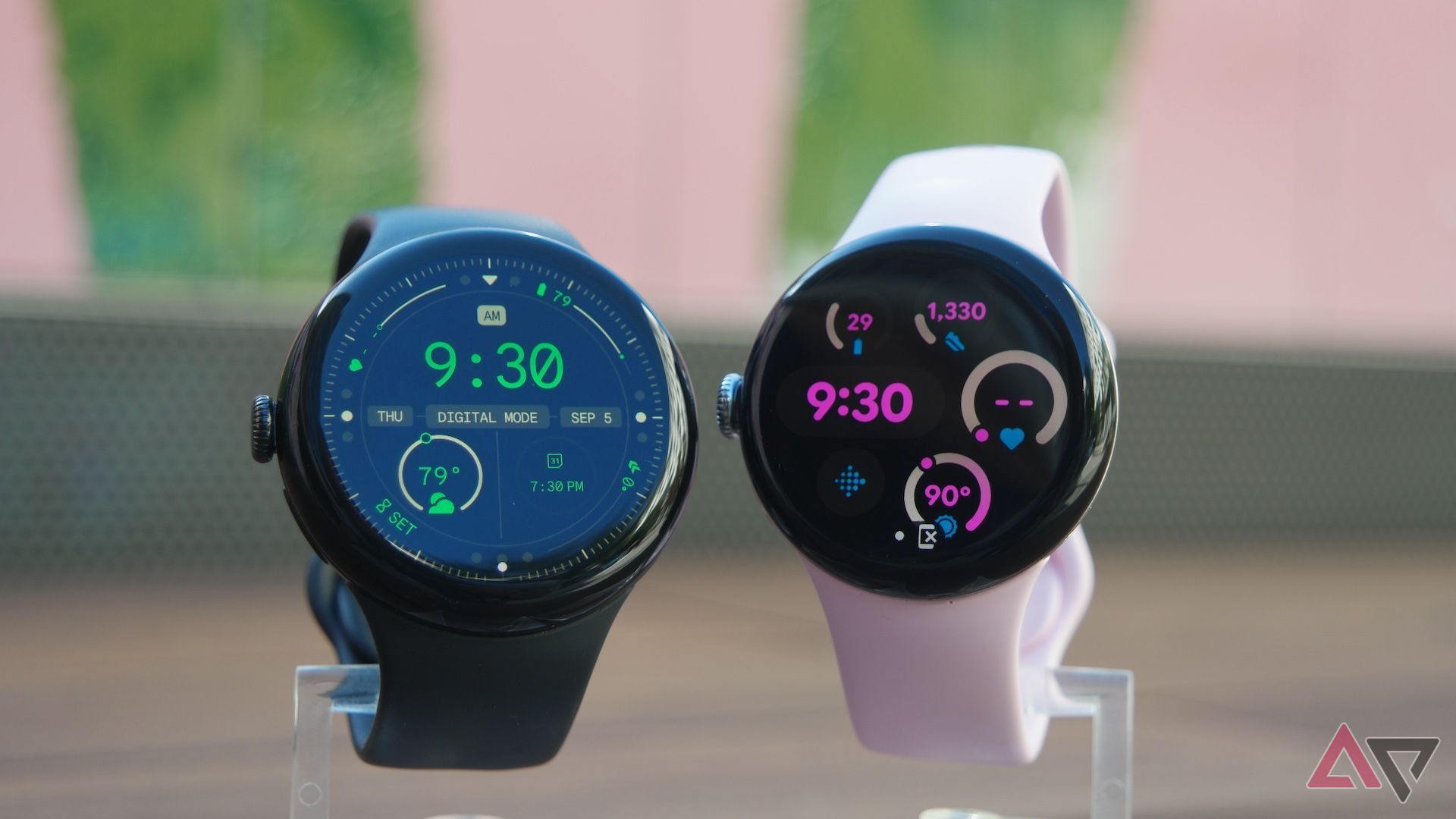 Ambas versiones de Google Pixel Watch 3 una al lado de la otra. 41 mm y 45 mm.