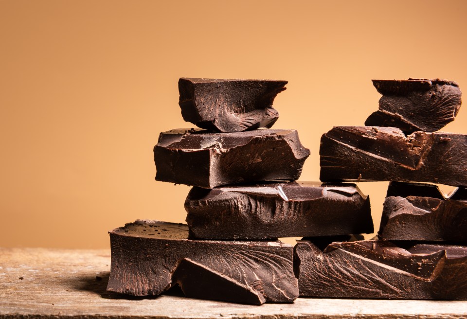 Alimentos como el chocolate negro pueden aumentar los niveles de bacterias beneficiosas para el intestino, cuyo efecto es comparable al de Ozempic.