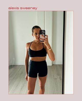 Una mujer tomándose una selfie mientras usa un kit de ejercicios.