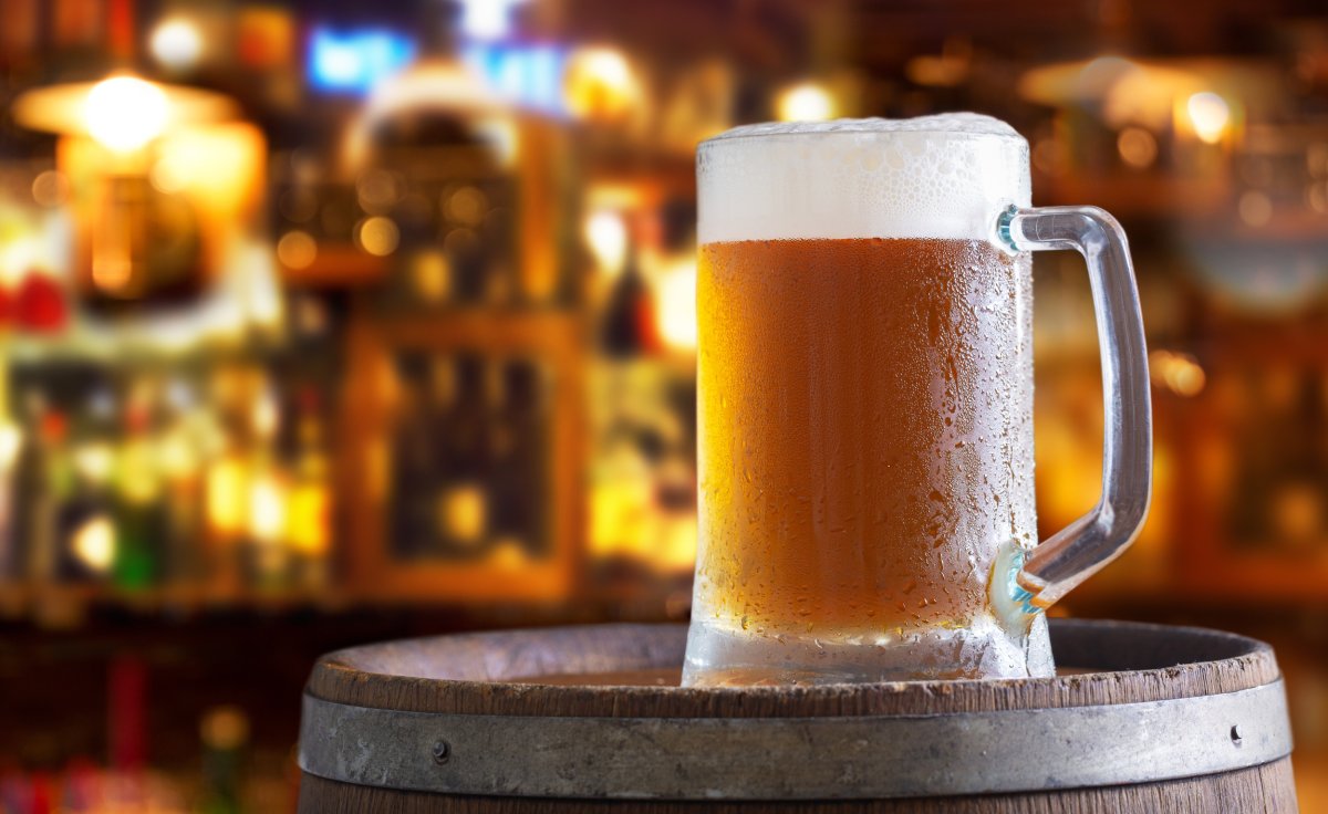 Una taza de cerveza en el bar.