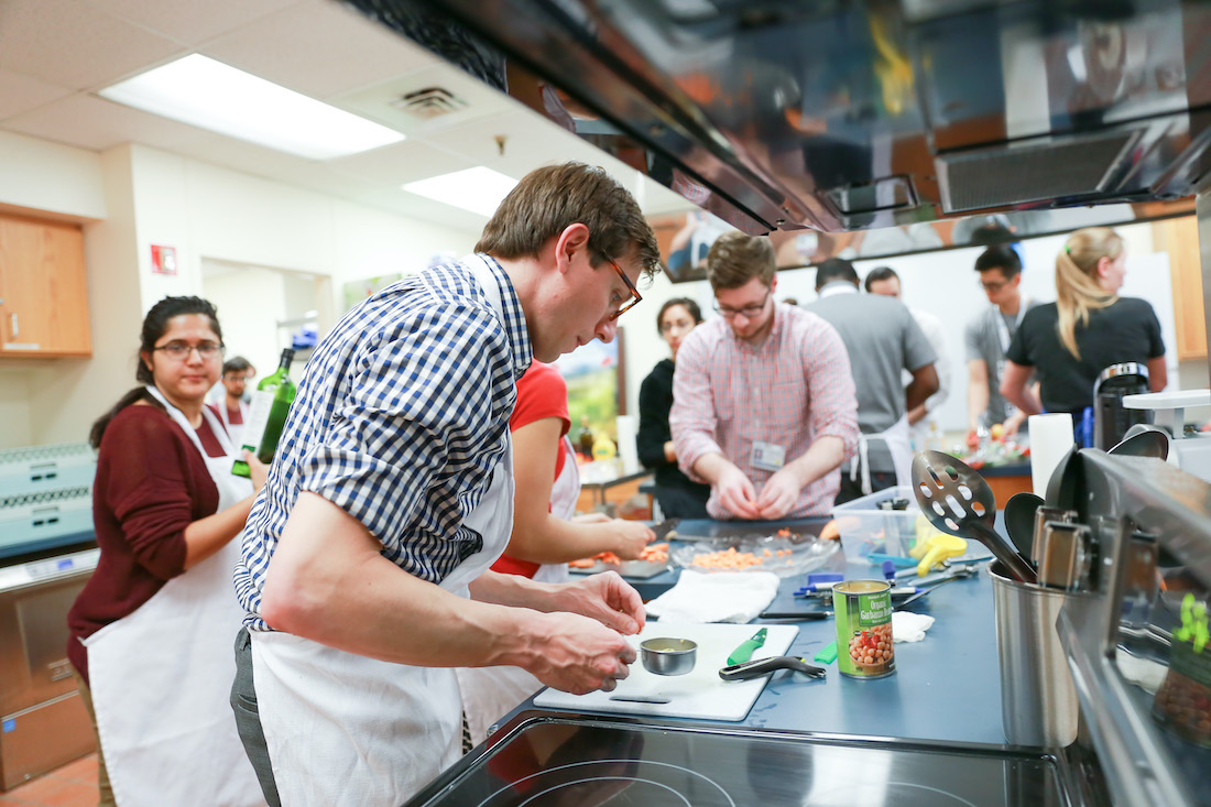 El curso optativo enseña a los estudiantes de medicina habilidades básicas de cocina.