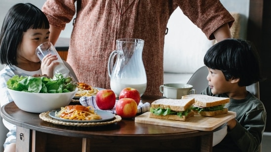 Los mejores nutrientes para niños en crecimiento: alimentos que deberían estar en el plato de su hijo (Alex Green)