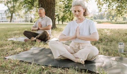 Yoga para personas mayores para prevenir la tensión en las articulaciones, la osteoartritis y otras molestias (Foto de Vlada Karpovic en Pexels) Yoga para personas mayores para prevenir la tensión en las articulaciones, la osteoartritis y otras molestias (Foto de Vlada Karpovic en Pexels)