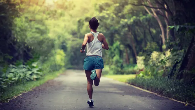 Corredoras corriendo por el sendero Spring Park.