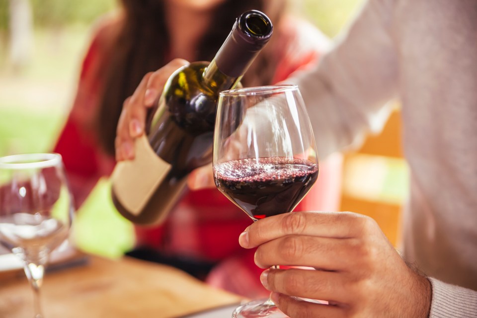 Una copa de vino puede hacerte desear un bocadillo