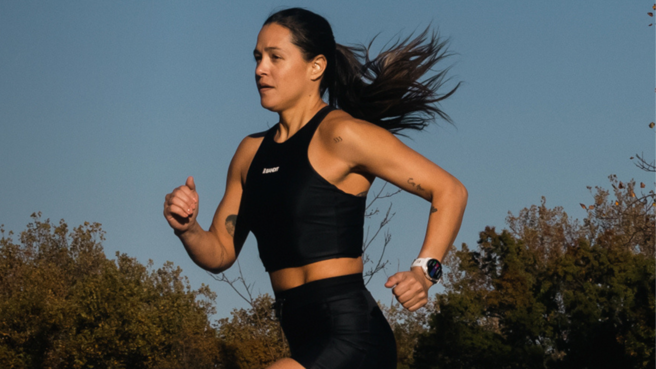 Una persona que lleva un Garmin Forerunner 965 y corre 