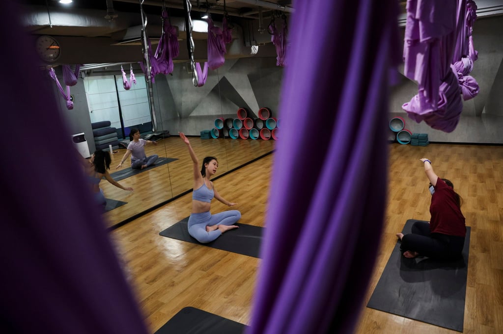 Una sesión de yoga en un gimnasio de Tsim Sha Tsui, Hong Kong, en 2022. Foto de : Yik Yeung Man
