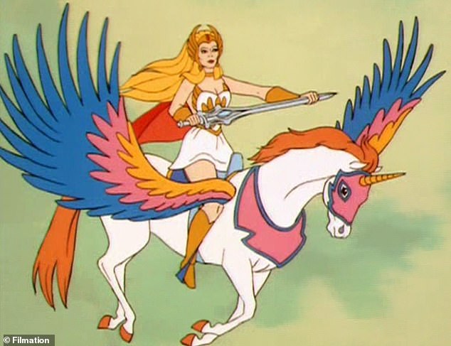 Trump dijo que vería She-Ra Princess of Power cuando era niño después de que su hermano viera He-Man. She-Ra monta un pegaso con alas azules, rosas y amarillas y una melena y cola anaranjadas, que inspiraron su colorido kit de entrenamiento.