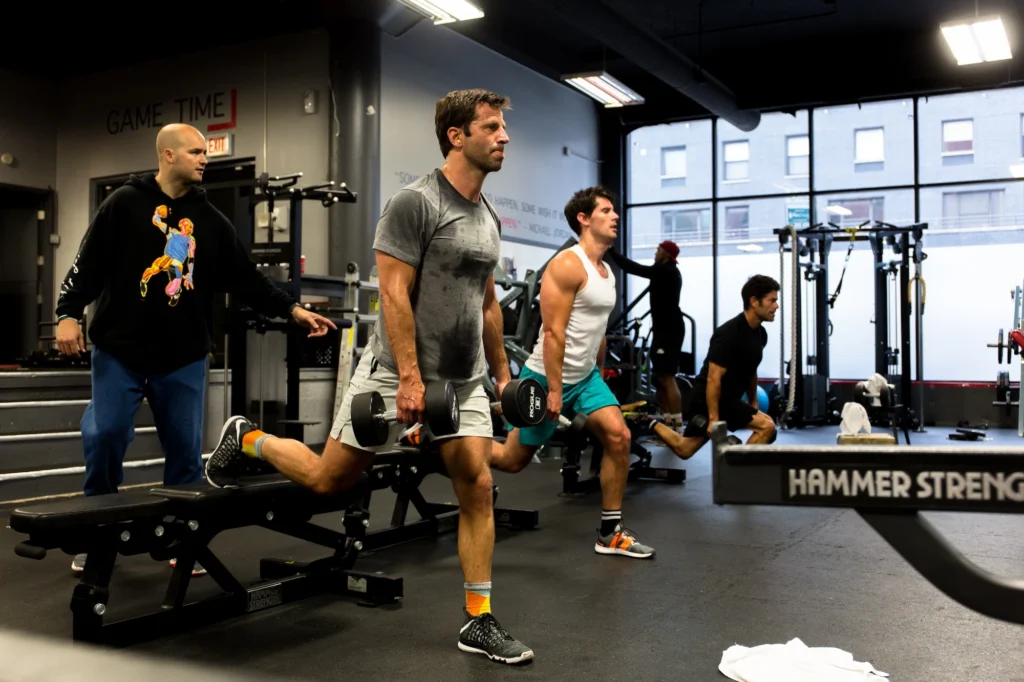 los hombres hacen ejercicio en el gimnasio Strive Village