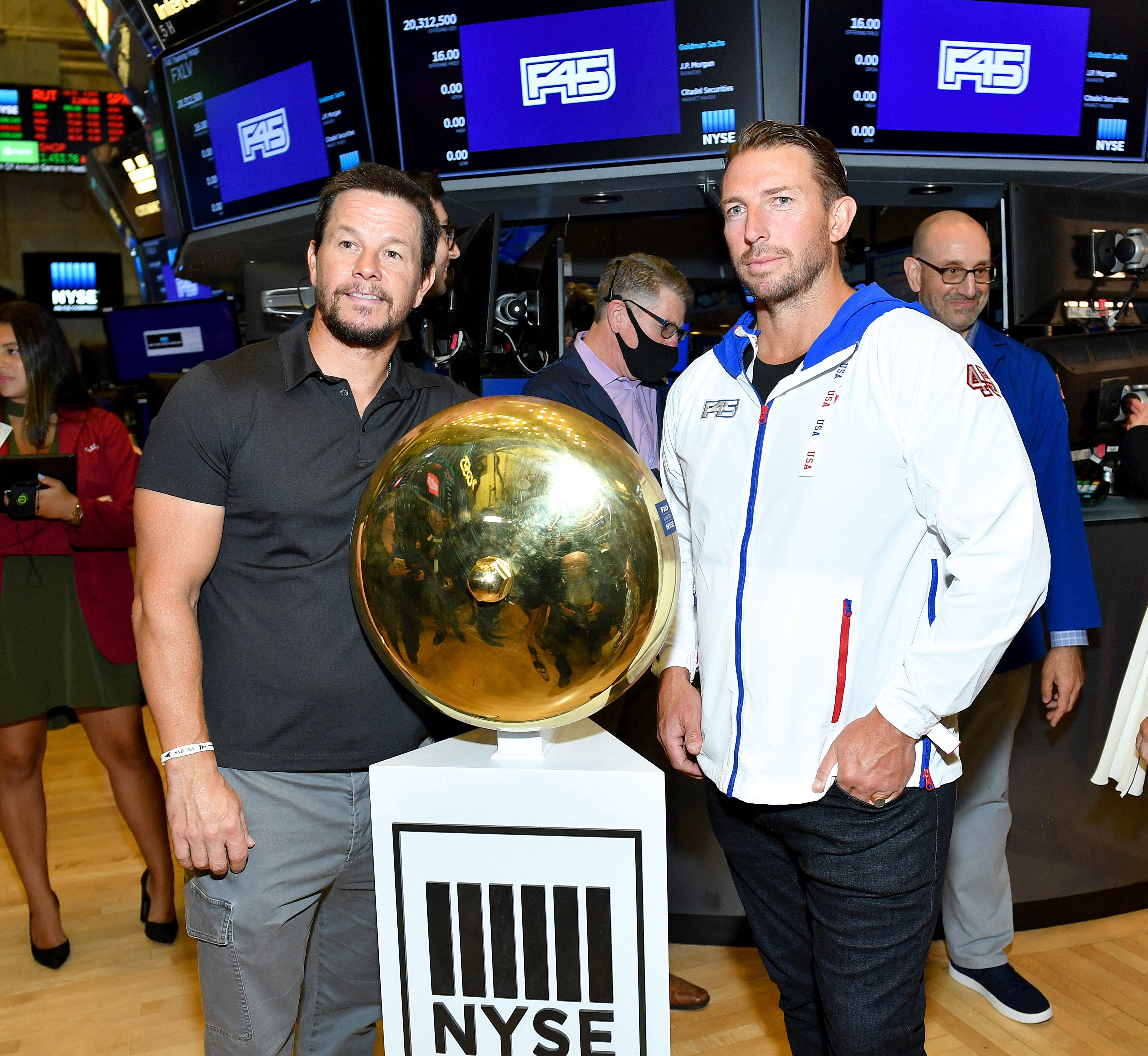 El actor Mark Wahlberg (izquierda), aquí con el fundador y director ejecutivo de F45, Adam Gilchrist, posee varias franquicias de F45 en el área de Boston.