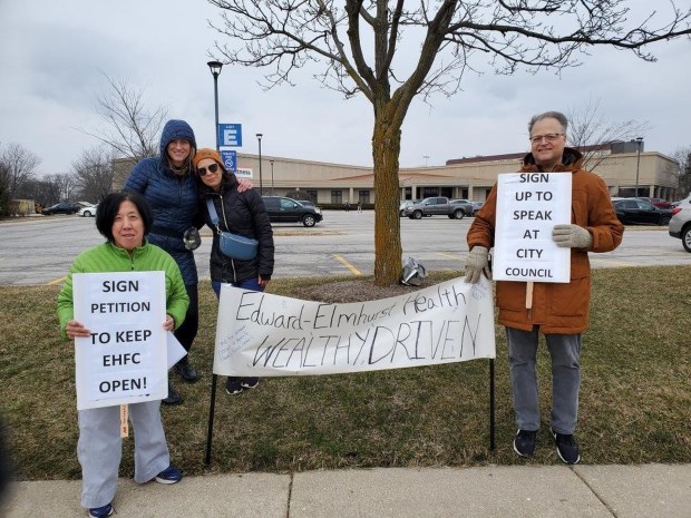 Los miembros del club del centro de salud y fitness Edward-Elmhurst en Naperville formaron un piquete en marzo de 2023 para protestar por el cierre de las instalaciones de Brom Drive.