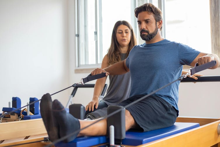 Se pone las correas del reformador observando la fisiología humana