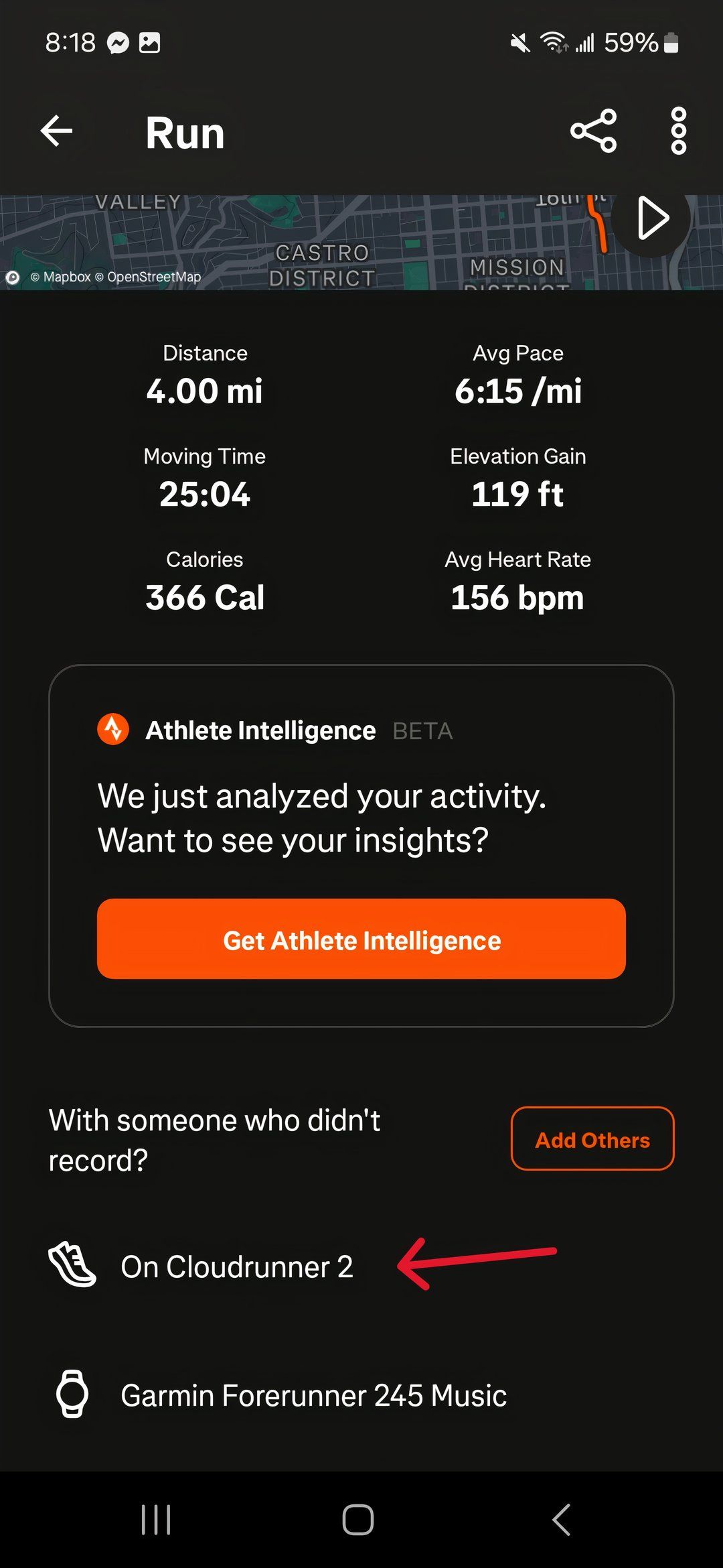 Actividad de Strava que muestra el equipo utilizado, incluido el rastreador de ejercicios y los zapatos; la flecha roja muestra los zapatos usados