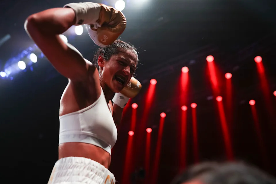 Las Vegas, Nevada - Novada - 2 de noviembre: Gabriela Fundora, 02 Nevada, Nevada, Nevada, Nevada, Nevada, Nevada, Nevada, Nevada, Nevada, Nevada, después de derrotar a Gabriela Alaniz en la pelea. (Cris Esqueda / Golden Boy / Getty Pictures)