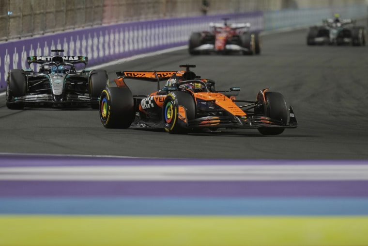 El conductor de McLaren, Oscar Piastri, maneja su automóvil del auto.