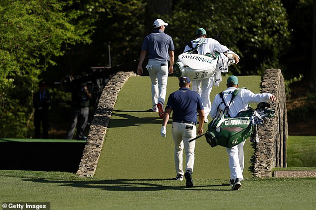 Dechambeau se combinó con McIlroy en el último día, pero se le dio un hombro frío