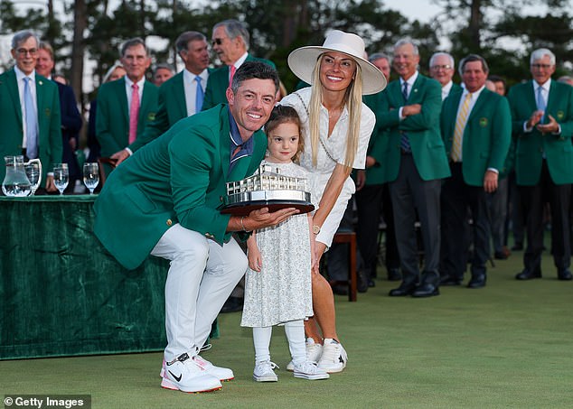 McIlroy (su esposa Erica Stoll y su hija fue celebrada con Poppy) dañado diez años