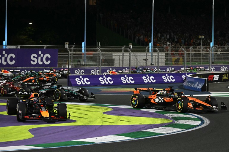 F1 autos en la carretera.