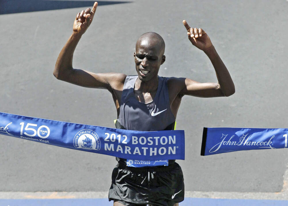 Kenya Wesley Körır, lunes 16 de abril de 2012 el lunes, mientras que Boston rompió la cinta para ganar el 116º Maratón de Boston. (Charles Krupa / AP)