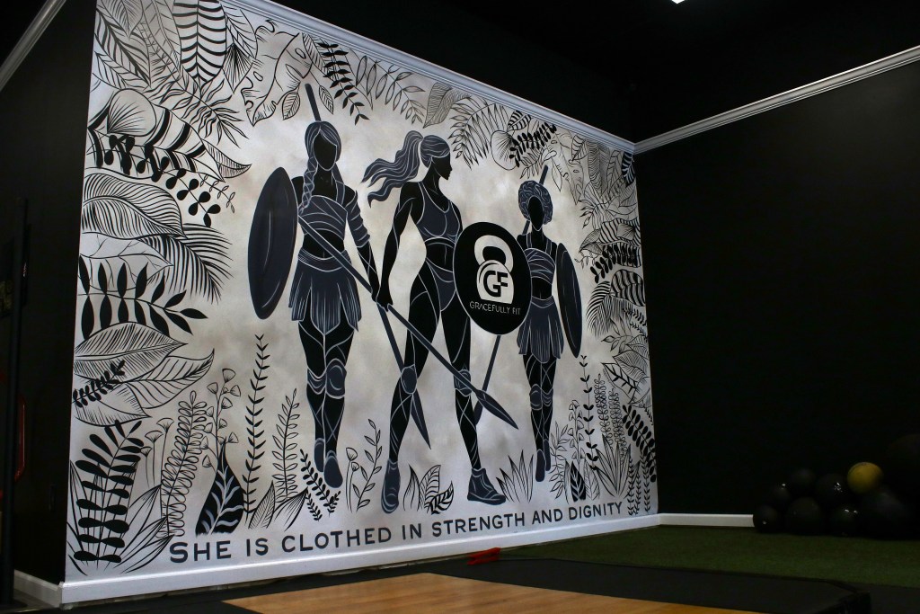 Lee el murali negro, blanco y gris de tres mujeres gladiator 