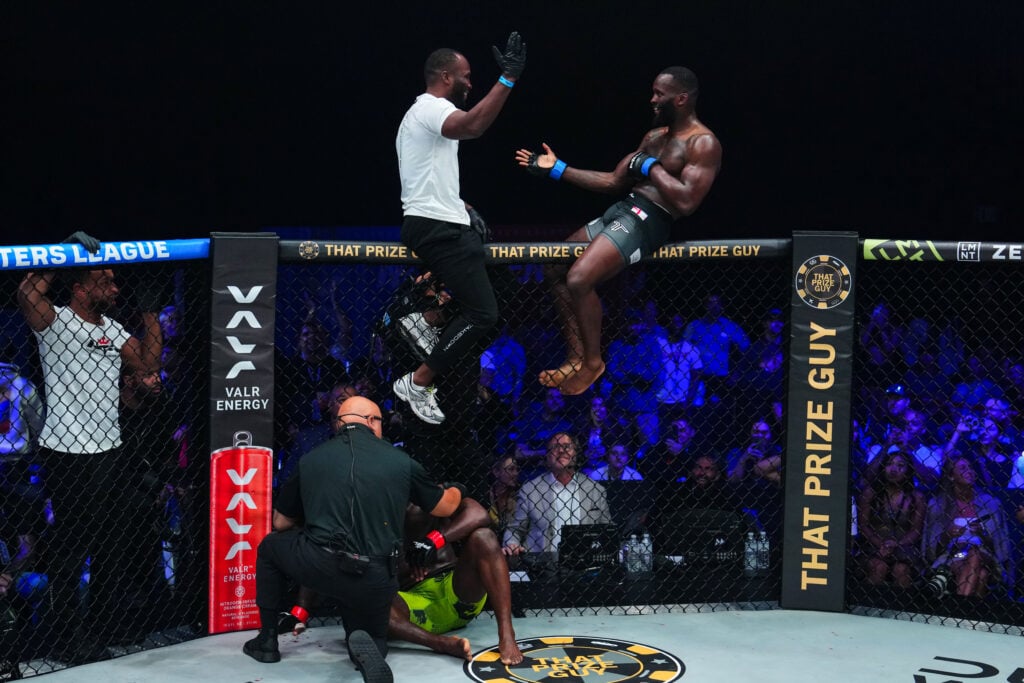 Leon Edwards y Fabian Edwards celebran en PFL 3