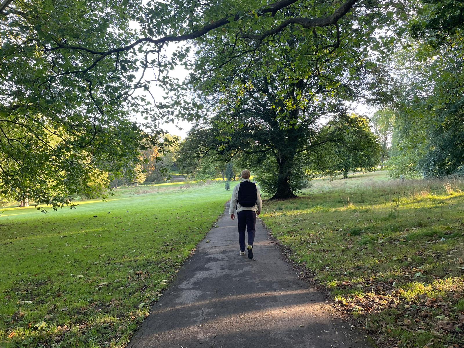 Escritor de fitness Rucking en un parque Harry Bullmore
