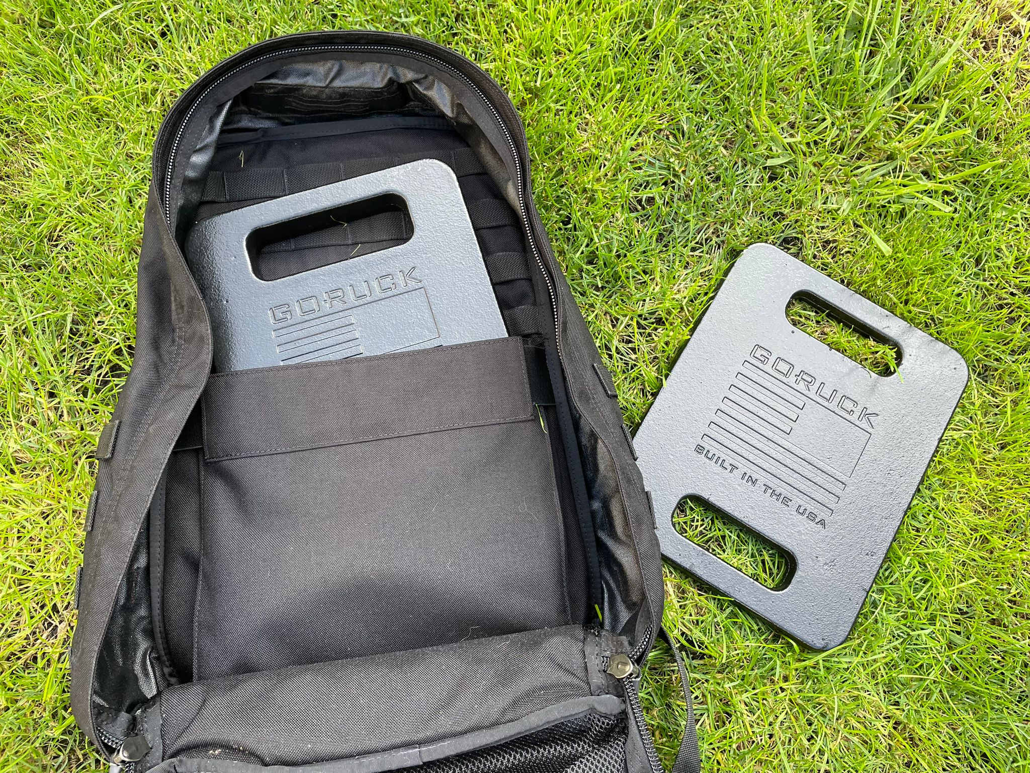 Mochila Goruck GR2 con placas de 20 lb y 30 lb