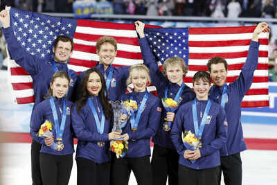 Alza Liu, Alya Liu, Alya Liu, Amber Glenn, Amber Glenn, Madison Chock y Evan Bates, abril de 2025 Tokio Metropolitan Gymnasium Tokyo Metropolitan Gymnasium (Kyodo News) La campeona mundial Alysa Liu recibe un patín gratuito como la Copa de Trabajo de los Estados Unidos
