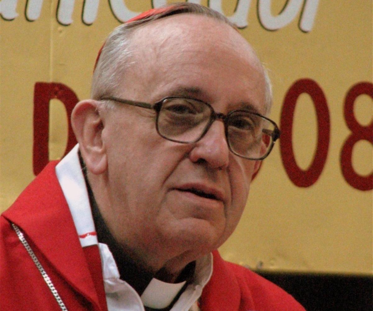 El cardenal Jorge M. Bergoglio, (más tarde para ser el Papa Francisco) en la exposición XX del Libro Católico (20ª Feria del Libro Católico), para celebrar la misa masiva en Buenos Aires, Argentina.