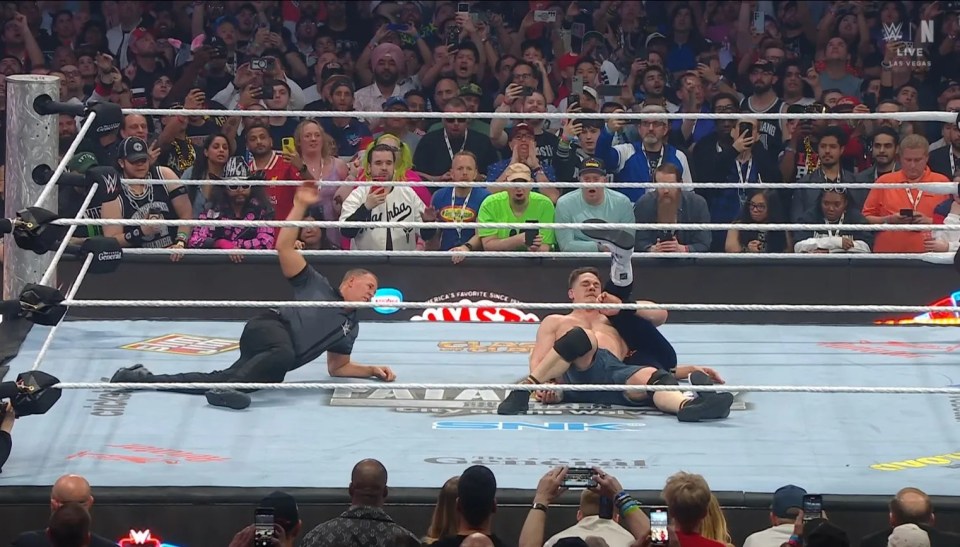 Cena Travis proporcionó a Pinini después de la intervención de Scott