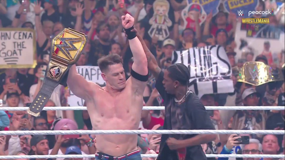 Cena se convirtió en un campeón mundial de la WWE de 17 capas, estableció un nuevo récord