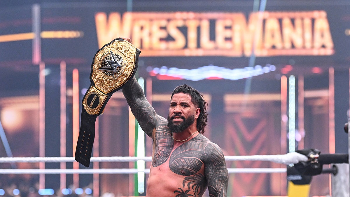 Jey Uso con título