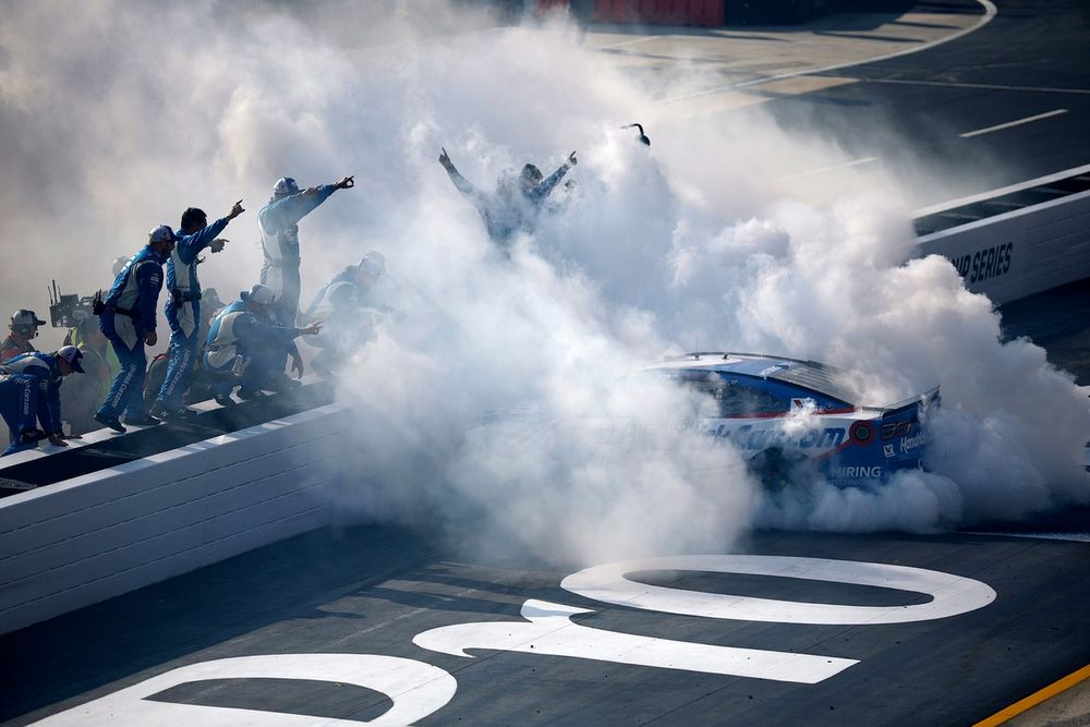 Kyle Larson, Hendrick Motorsports Chevrolet, ganador de la carrera de Bristol
