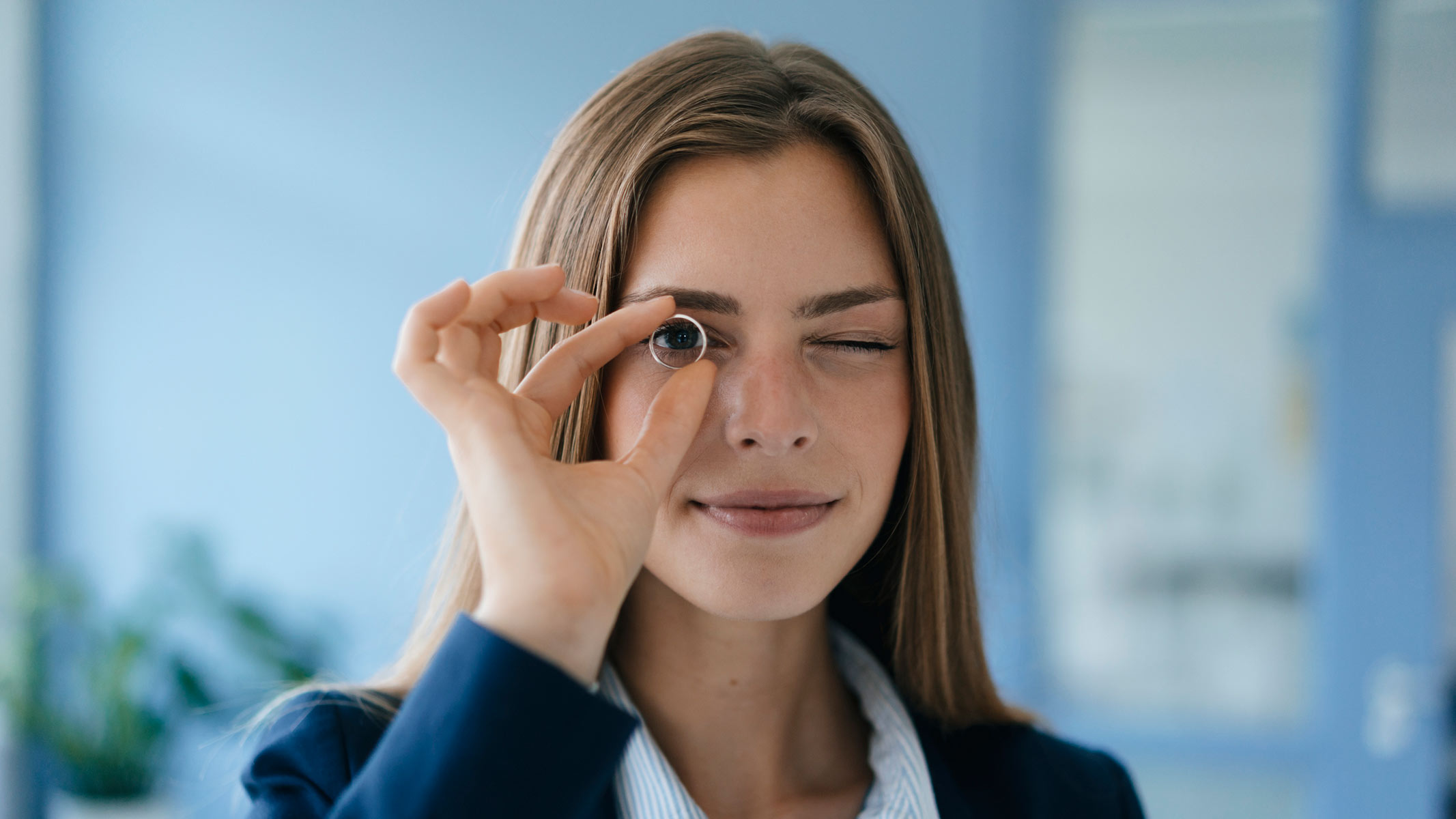 Una mujer joven mirando un anillo inteligente