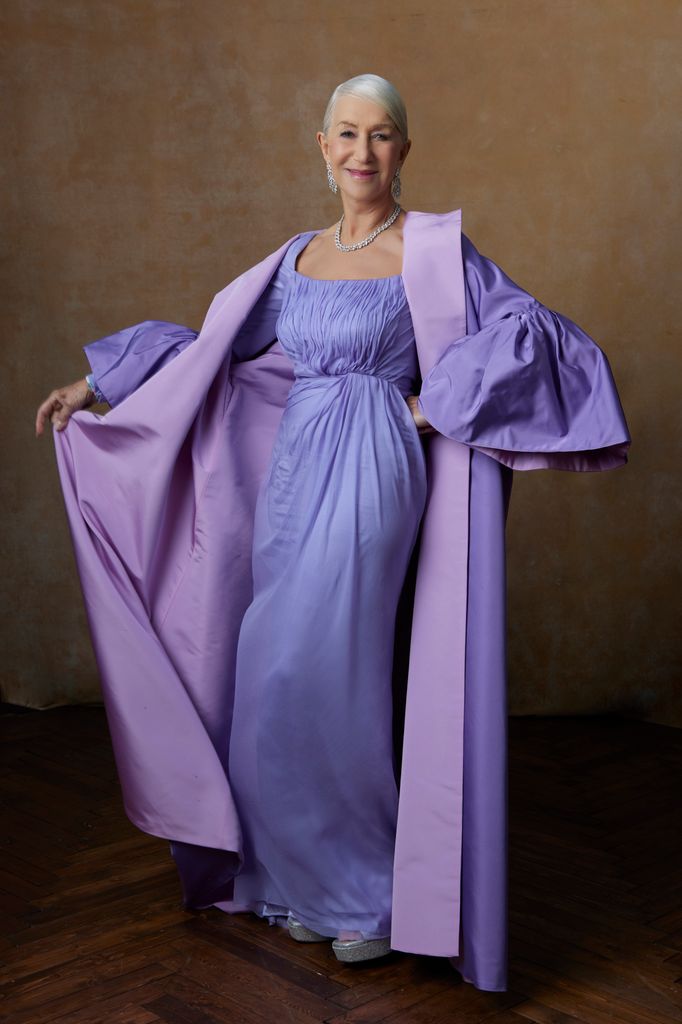 Helen Mirren posa con ropa de color lavanda 