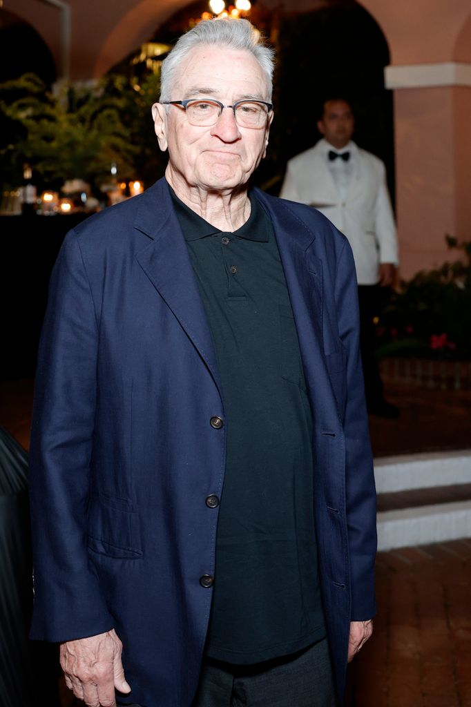 Robert de Niro camisa negra y blazer azul marino