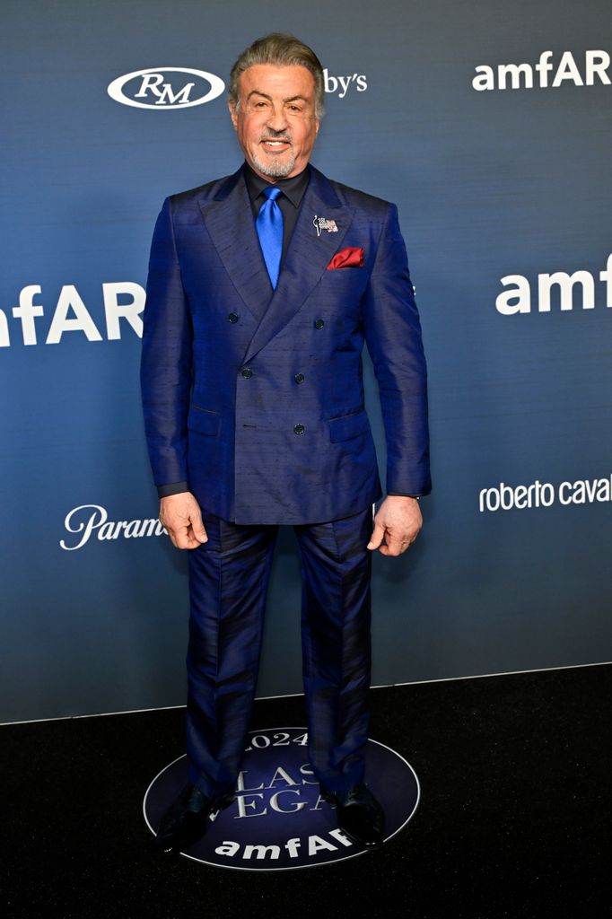Sylvester Stallone con camisa y traje azules