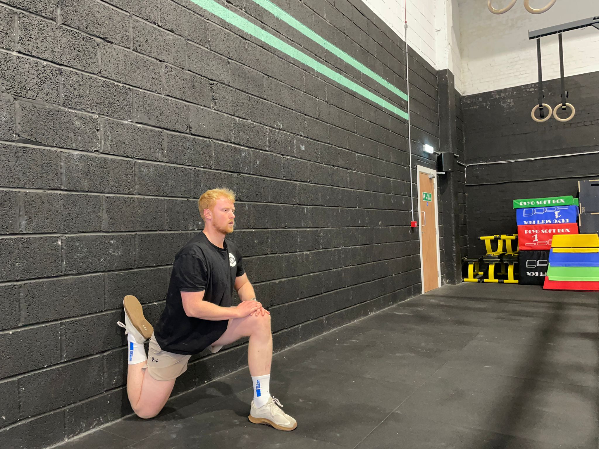 El escritor de fitness extiende el sofá Harry Bullmore