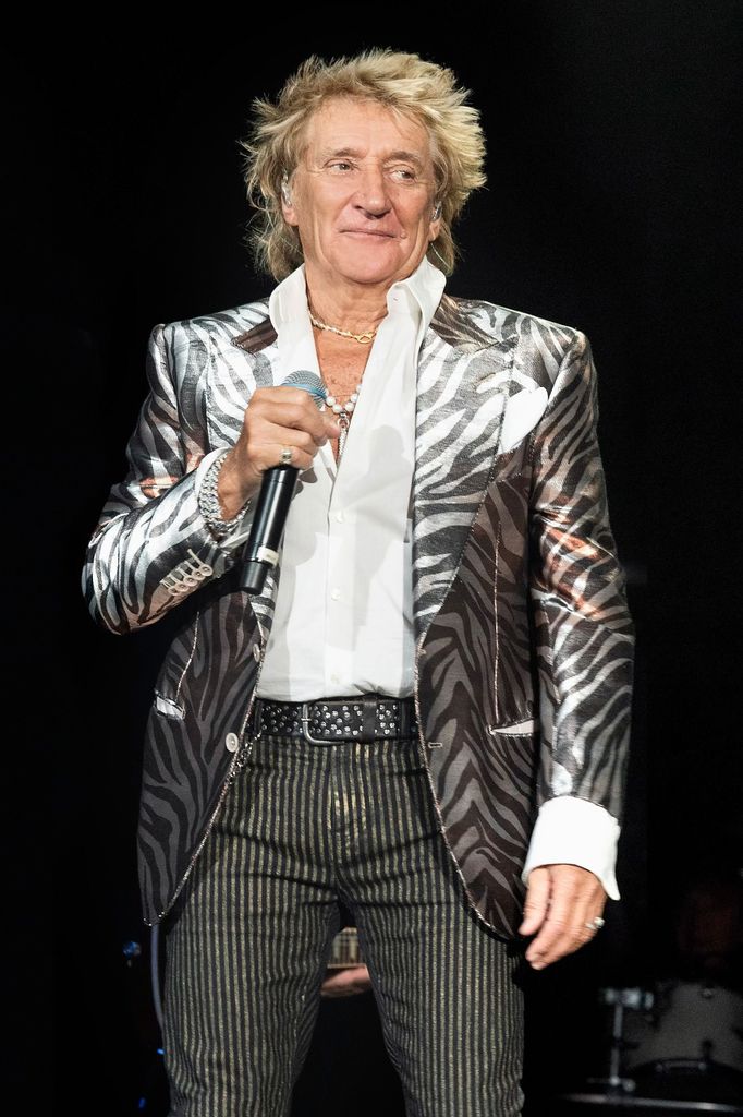 Rod Stewart, Blazer a rayas de cebra, camisa blanca y pantalones a rayas de micrófono 