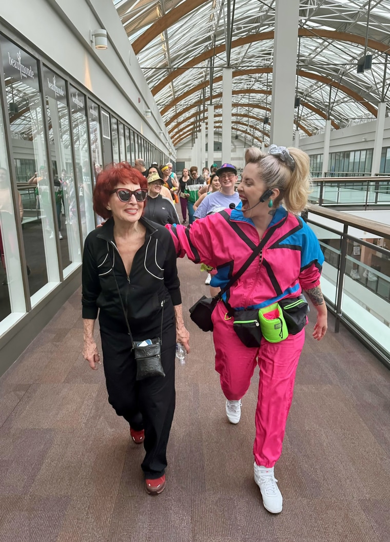 Leslie Kelinson (L) y Krista Catwood (R), Portland, en el centro de Lloyd en Oregon 